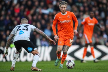 Blackpool takımından Hayden Coulson, 29 Mart 202 'de İngiltere' nin Pride Park Stadyumu 'nda oynanan Derby County-Blackpool maçında topla birlikte ilerliyor.