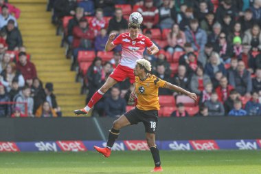Barnsley 'li Mal de Gevigney, 29 Mart 2024' te Oakwell, Barnsley, İngiltere 'de oynanan Sky Bet 1 karşılaşmasında Cambridge United' dan Lyle Taylor 'ı kazanmak için sıçradı.
