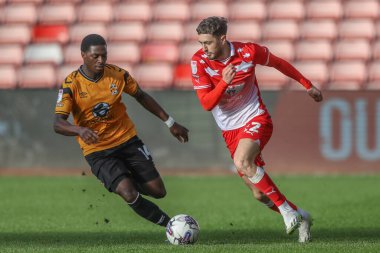 Barnsley 'den Corey O' Keeffe, Cambridge United 'dan Sullay Kaikai' nin 29 Mart 202 'de Oakwell, Barnsley, Birleşik Krallık' ta oynanan Sky Bet Lig 1 karşılaşmasında attığı baskının ardından topu bırakıyor.