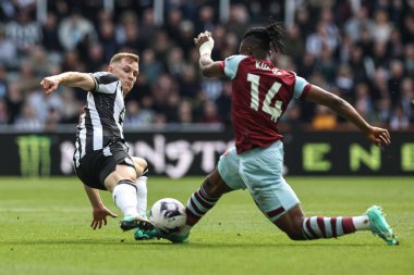 Newcastle United 'dan Tino Livramento ve West Ham United' dan Muhammed Kudus Premier Lig karşılaşmasında Newcastle United, St. James 's Park, Newcastle, İngiltere' de 30 Mart 202 'de karşı karşıya geldiler.