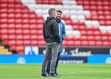 Ipswich Town 'dan Sam Morsy, 29 Mart 202' de Ewood Park, Blackburn, İngiltere 'de oynanan Blackburn-Ipswich Town maçının öncesinde Ipswich Town maçında Ipswich Town maçında Ipswich Town' ın teknik direktörü Kieran McKenna ile konuşuyor.