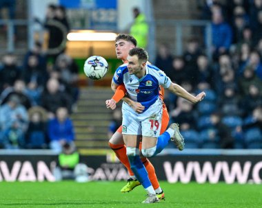 Blackburn Rovers 'dan Ryan Hedges ve Ipswich Town' dan Leif Davis, 29 Mart 202 'de Ewood Park, Blackburn, İngiltere' de oynanan Sky Bet Şampiyonası maçında Blackburn Rovers Ipswich Town 'a karşı oynadılar.