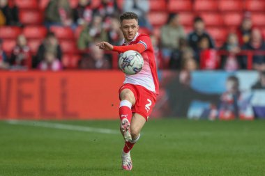 Barnsley 'den Jordan Williams, 29 Mart 202' de Oakwell, Barnsley, Birleşik Krallık 'ta oynanan Sky Bet 1 maçında topu temizliyor.