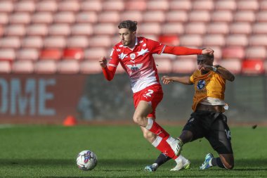Barnsley 'den Corey O' Keeffe topu, Cambridge United takımının oyuncusu Sullay Kaikai 'nin 29 Mart 202' de Oakwell, Barnsley, Birleşik Krallık 'ta oynanan Sky Bet 1 karşılaşmasında rakibi yenme girişimi ile bırakıyor.
