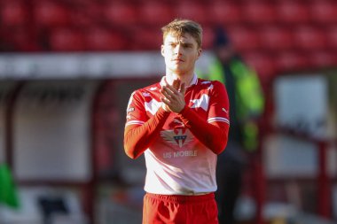 Barnsley 'den Luca Connell, 29 Mart 202' de Oakwell, Barnsley, İngiltere 'de oynanan Sky Bet League 1 karşılaşmasında ev sahibi taraftarları alkışlıyor.