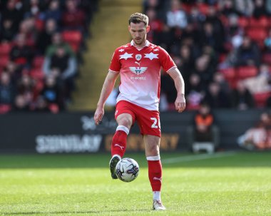Barnsley 'den Jamie McCart, 29 Mart 202' de Oakwell, Barnsley, İngiltere 'de oynanan Cambridge United maçında topu aldı.
