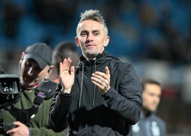 Ipswich Town teknik direktörü Kieran McKenna, 21 Mart 202 'de İngiltere' nin Blackburn kentinde oynanan Blackburn Rovers-Ipswich Town maçında tam zamanlı sonucu kutluyor.