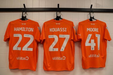 21 Mart 202 'de İngiltere' nin Pride Park Stadyumu 'ndaki Derby County - Blackpool maçı öncesinde soyunma odasında asılı duran Blackpool oyuncularının ev tişörtü.
