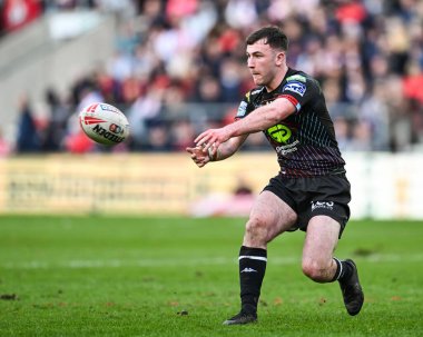Wigan Warriors takımından Alex Smith, Betfred Süper Lig 6. Maçı 'nda pas veriyor. St Helens Wigan Warriors' a karşı.