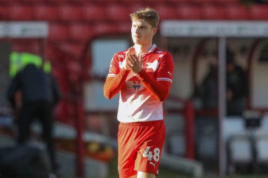Barnsley 'den Luca Connell, 29 Mart 202' de Oakwell, Barnsley, İngiltere 'de oynanan Sky Bet League 1 karşılaşmasında ev sahibi taraftarları alkışlıyor.