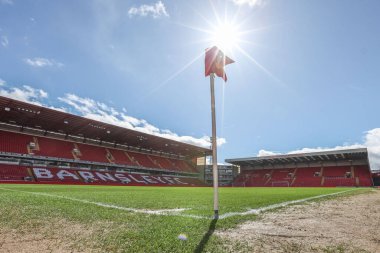 Oakwell 'de 29 Mart 202' de Oakwell, Barnsley-Cambridge United maçında güneş doğuyor.
