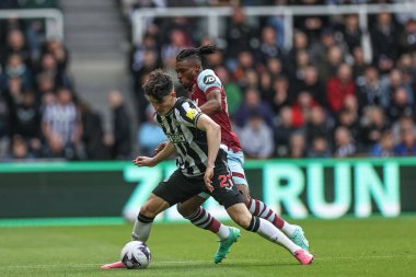 Newcastle United takımından Tino Livramento, Premier League maçında West Ham United 'a karşı West Ham United' ın 30 Mart 202 'de St. James' s Park, Newcastle 'da oynadığı maçta topu tutuyor.