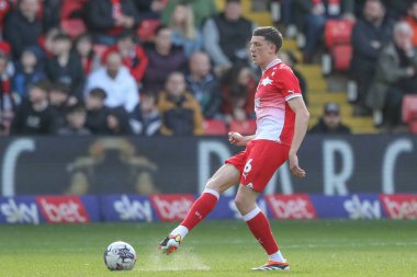 Barnsley 'li Mal de Gevigney, 29 Mart 2024 tarihinde İngiltere' nin Oakwell kentinde oynanan ve Cambridge United 'a karşı oynanan Sky Bet 1 maçında pas verdi.