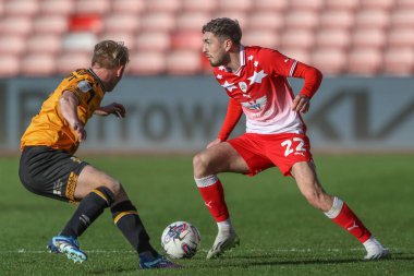 Cambridge United 'ın baskılarından Liam Bennett, Barnsley takımından Corey O' Keeffe 'nin 29 Mart 202' de Oakwell, Barnsley, Birleşik Krallık 'ta oynanan Sky Bet 1 maçı sırasında topu tutuşu oldu.