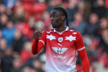 Barnsley 'den Devante Cole, 29 Mart 202' de Oakwell, Barnsley, Birleşik Krallık 'ta oynanan Sky Bet 1 karşılaşmasında takımına talimatlar veriyor.