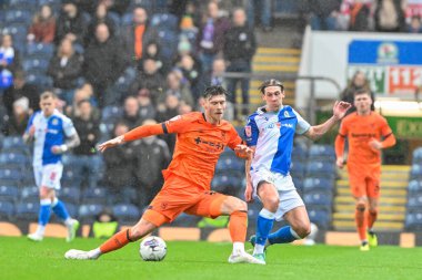 Blackburn Rovers 'dan Callum Brittain ve Ipswich Town' dan Kieffer Moore, 21 Mart 202 'de Ewood Park, Blackburn' de oynanan Sky Bet Şampiyonluk maçında Blackburn Rovers Ipswich Town 'a karşı oynadılar.