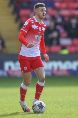 Barnsley 'den Jordan Williams, 29 Mart 202' de Oakwell, Barnsley, Barnsley, İngiltere 'de oynanan Sky Bet 1 karşılaşmasında topu tutuyor.