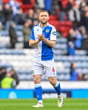Blackburn Rovers 'dan Sondre Tronstad, 29 Mart 202' de İngiltere 'nin Blackburn kentinde oynanan Blackburn Rover-Ipswich Town maçında taraftarlarını alkışladı.