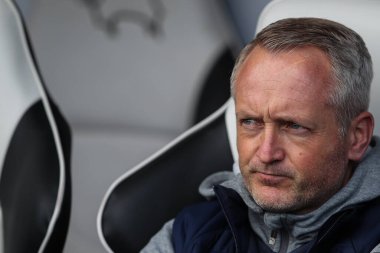 Neil Critchley, 21 Mart 202 'de İngiltere' nin Derby Stadyumu 'nda oynanan Sky Bet 1 karşılaşmasında Blackpool' un teknik direktörü Derby County - Blackpool maçında.