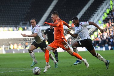 Blackpool 'dan Sonny Carey, 29 Mart 202' de İngiltere 'nin Pride Park Stadyumu' nda oynanan Derby County-Blackpool maçında topla birlikte ilerliyor.