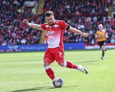 Barnsley 'den Nicky Cadden, 29 Mart 202' de Oakwell, Barnsley, Birleşik Krallık 'ta oynanan Sky Bet 1 karşılaşmasında topu çaprazlıyor.