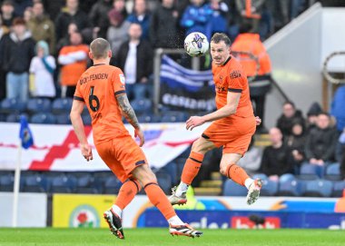 Ipswich Town 'dan George Edmundson, 21 Mart 202' de İngiltere 'nin Blackburn kentinde oynanan Blackburn Rover-Ipswich Town maçında topun başına geçti.