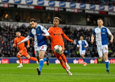 Blackburn Rovers 'dan Harry Pickering ve Ipswich Town' dan Omari Hutchinson, 21 Mart 202 'de İngiltere' nin başkenti Blackburn 'de oynanan Sky Bet Şampiyonası maçında Blackburn Rovers Ipswich Town' a karşı oynadılar.