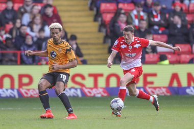 Cambridge United takımından Lyle Taylor, Barnsley 'li Mal de Gevigney' nin 29 Mart 2024 'te Oakwell, Barnsley, Birleşik Krallık' ta oynanan Sky Bet 1 maçı sırasında attığı topu geçti.