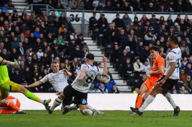 Blackpool 'dan Kyle Joseph, 29 Mart 202' de İngiltere 'nin Pride Park Stadyumu' nda oynanan 1.