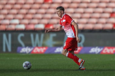 Barnsley 'li Mal de Gevigney, 29 Mart 2024' te İngiltere 'nin Oakwell kentinde oynanan ve Cambridge United' a karşı oynanan Sky Bet 1 maçında topu aldı.