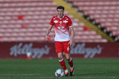 Barnsley 'li Mal de Gevigney, 29 Mart 2024' te İngiltere 'nin Oakwell kentinde oynanan ve Cambridge United' a karşı oynanan Sky Bet 1 karşılaşmasında topla birlikte.