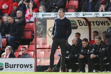 Neill Collins, Barnsley 'in Sky Bet Ligi 1 maçında koçu Barnsley ile Cambridge United arasında 29 Mart 202' de Oakwell, Barnsley, İngiltere 'de oynanan maçta.