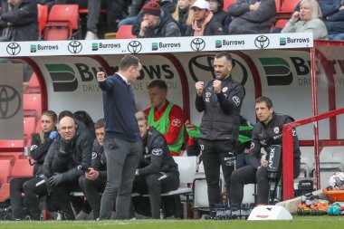 Neill Collins Barnsley 'in baş antrenörü Martin Devaney ile konuşuyor. Barnsley' nin ilk takım koçu, Barnsley 'e karşı Cambridge United maçında Oakwell, Barnsley, Birleşik Krallık' ta 29 Mart 202
