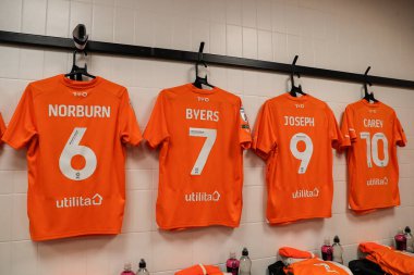 21 Mart 202 'de İngiltere' nin Pride Park Stadyumu 'ndaki Derby County - Blackpool maçı öncesinde soyunma odasında asılı duran Blackpool oyuncularının ev tişörtü.