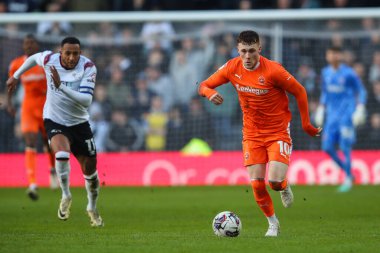 Blackpool 'dan Sonny Carey, 29 Mart 202' de İngiltere 'nin Pride Park Stadyumu' nda oynanan 1.