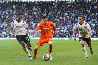 Blackpool 'dan Sonny Carey, 29 Mart 202' de İngiltere 'nin Pride Park Stadyumu' nda oynanan Derby County-Blackpool maçında topla birlikte ilerliyor.