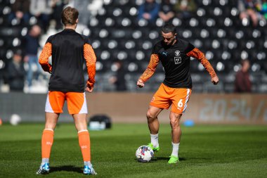 Blackpool 'dan Oliver Norburn maç öncesi ısınma maçında Sky Bet 1 maçında Derby County - Blackpool maçında İngiltere' nin Pride Park Stadyumu 'nda, 29 Mart 202