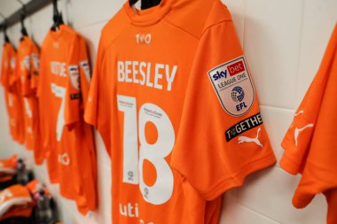 21 Mart 202 'de İngiltere' nin Pride Park Stadyumu 'ndaki Derby County - Blackpool maçı öncesinde soyunma odasında asılı duran Blackpool oyuncularının ev tişörtü.
