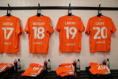 21 Mart 202 'de İngiltere' nin Pride Park Stadyumu 'ndaki Derby County - Blackpool maçı öncesinde soyunma odasında asılı duran Blackpool oyuncularının ev tişörtü.
