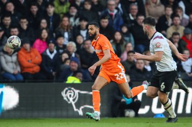 Blackpool takımından CJ Hamilton, 29 Mart 202 'de İngiltere' nin Derby Park Stadyumu 'nda oynanan Derby County - Blackpool maçında