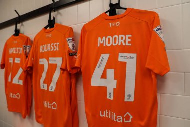 21 Mart 202 'de İngiltere' nin Pride Park Stadyumu 'ndaki Derby County - Blackpool maçı öncesinde soyunma odasında asılı duran Blackpool oyuncularının ev tişörtü.