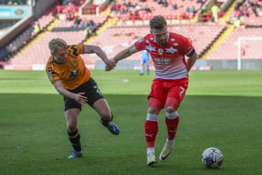 Cambridge United 'dan Liam Bennett ve Barnsley' den Nicky Cadden, 29 Mart 202 'de Oakwell, Barnsley, Birleşik Krallık' ta oynanan 1.
