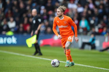 Blackpool takımından Hayden Coulson, 29 Mart 202 'de İngiltere' nin Derby Park Stadyumu 'nda oynanan 1.