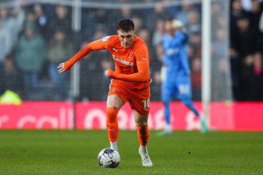 Blackpool 'dan Sonny Carey, 29 Mart 202' de İngiltere 'nin Pride Park Stadyumu' nda oynanan Derby County-Blackpool maçında topla birlikte ilerliyor.