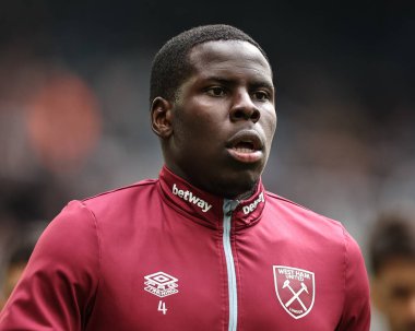 West Ham United takımından Kurt Zouma, Premier League maçı sırasında St. James 's Park, Newcastle, İngiltere' de oynanan Newcastle United maçında ısınma turunda...