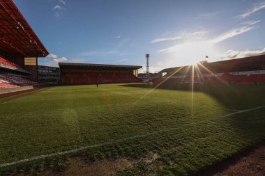 29 Mart 202 'de Oakwell, Barnsley, Barnsley, Barnsley, Birleşik Krallık' ta oynanan Sky Bet 1 maçı sonrasında güneş Oakwell 'in üzerinde parlıyor.