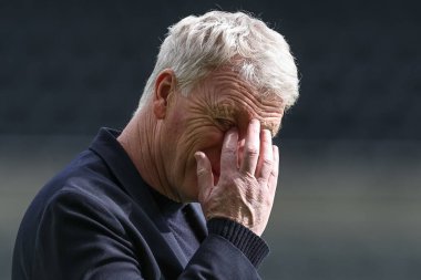 West Ham United 'ın David Moyes teknik direktörü, 30 Mart 202' de St. James 's Park, Newcastle, İngiltere' de oynanan Premier League maçında Newcastle United ile West Ham United maçında gözlerini sildi.