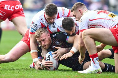 Wigan Warriors 'dan Luke Thompson, St. Helens' ten Jack Welsby ve St. Helens 'ten Daryl Clark tarafından oynanan Betfred Süper Lig 6. Raundunda St Helens - Wigan Warriors maçında, St Helens, St Helens, Birleşik Krallık' ta 29 Mart 202 'de yenildi.