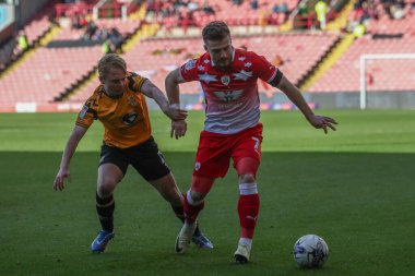 Cambridge United 'dan Liam Bennett ve Barnsley' den Nicky Cadden, 29 Mart 202 'de Oakwell, Barnsley, Birleşik Krallık' ta oynanan 1.