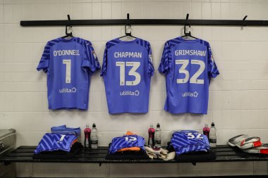 21 Mart 202 'de İngiltere' nin Pride Park Stadyumu 'ndaki Derby County - Blackpool maçı öncesinde soyunma odasında asılı duran Blackpool oyuncularının ev tişörtü.